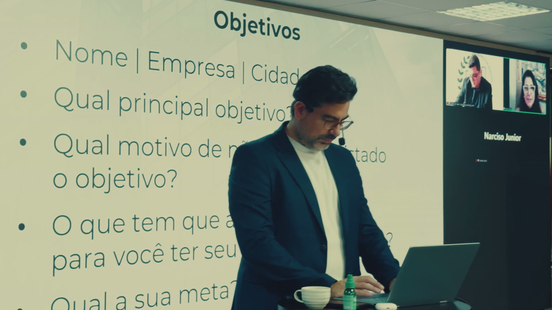 Mentor conduzindo a Academia Financeira diante do quadro de objetivos da turma