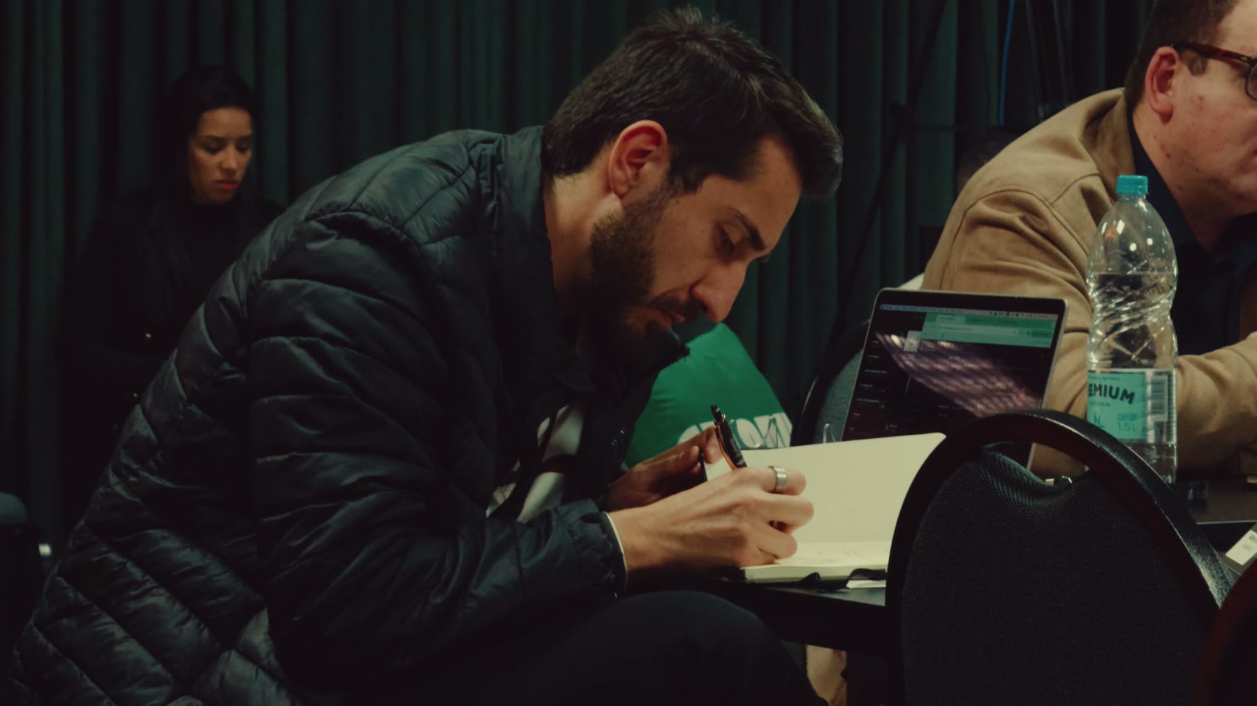 Empresário fazendo anotações durante o encontro