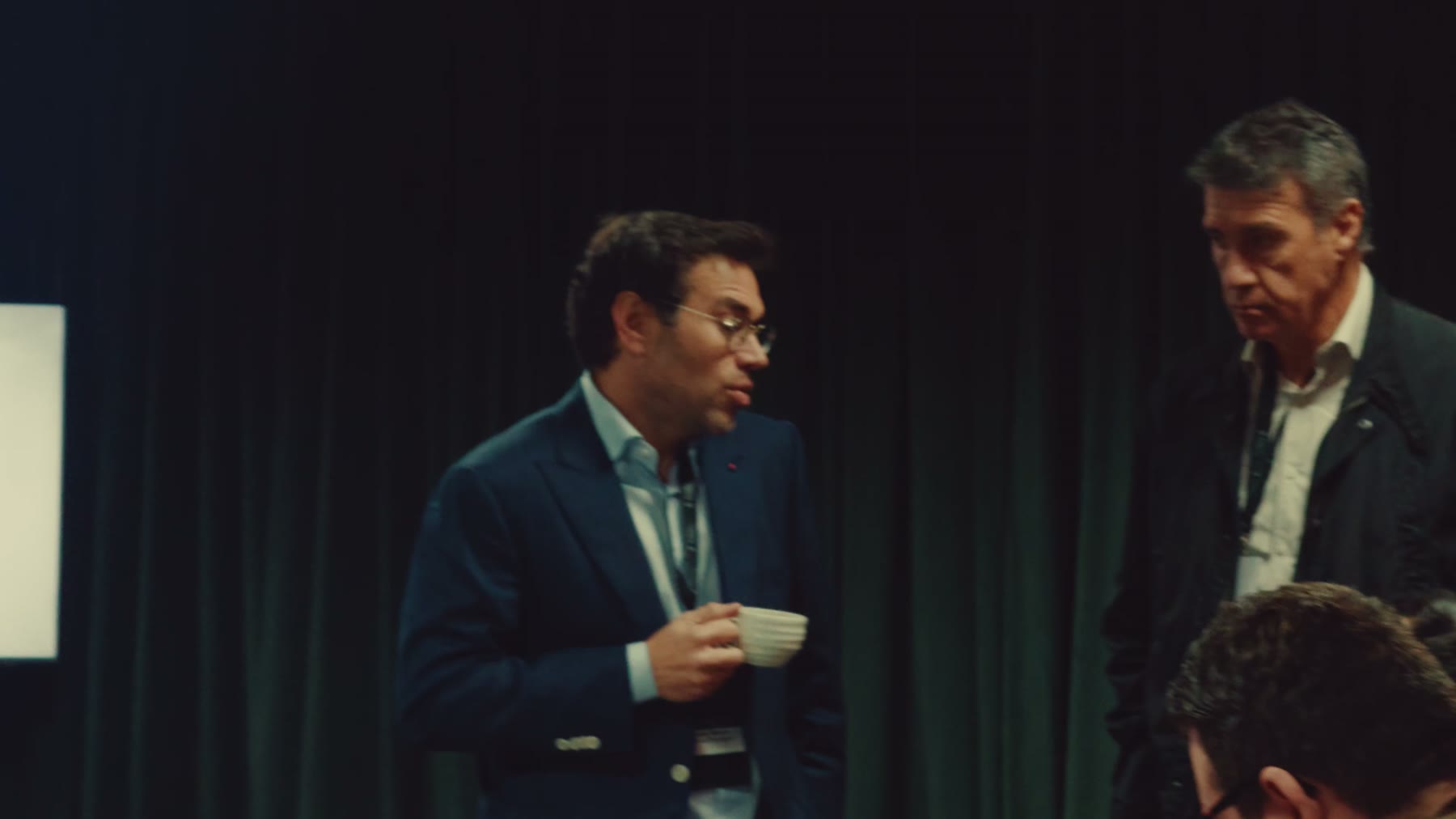 Mentor em conversa individual com um participante no intervalo