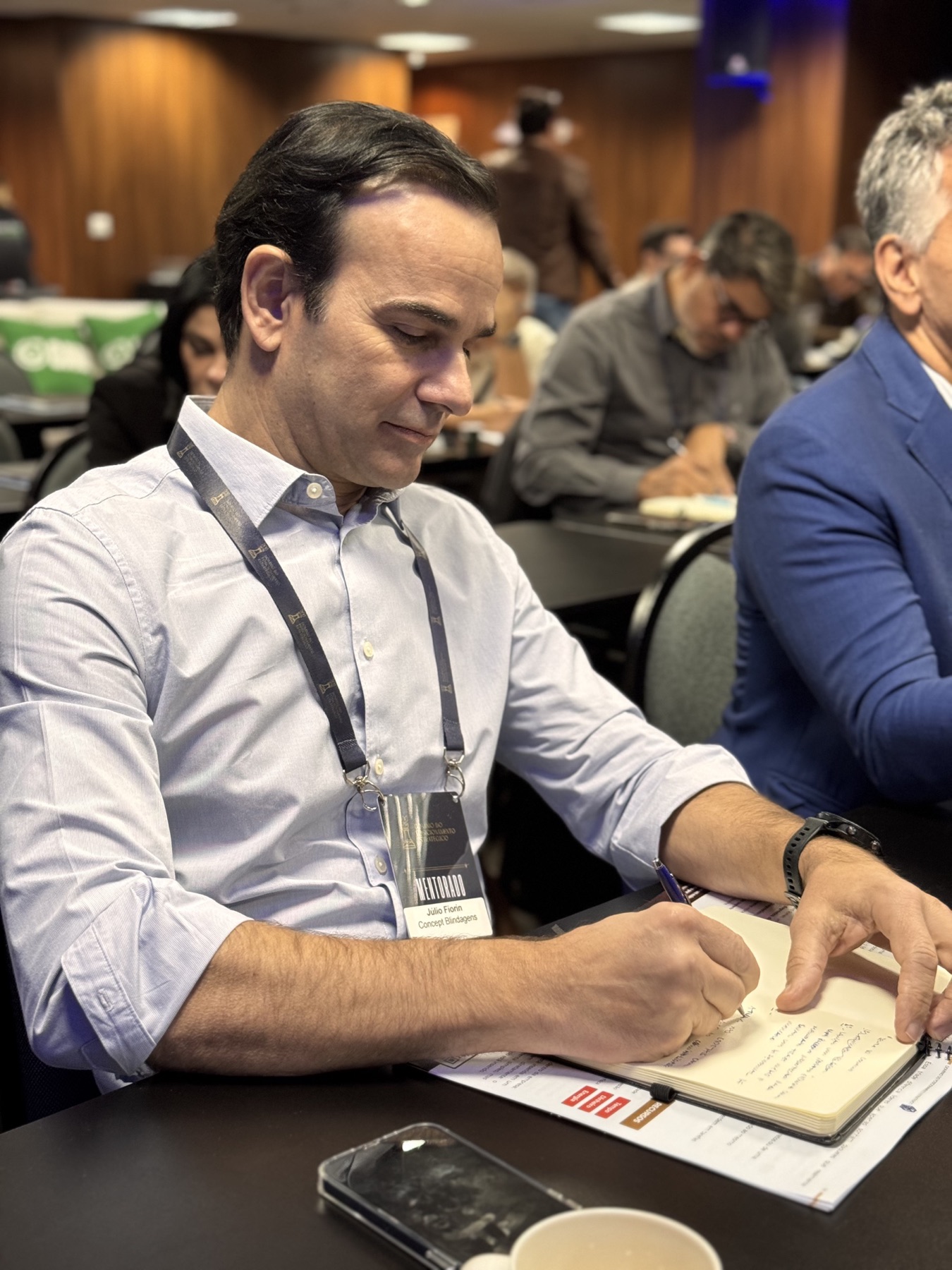 Participante anotando durante a Academia da Liderança