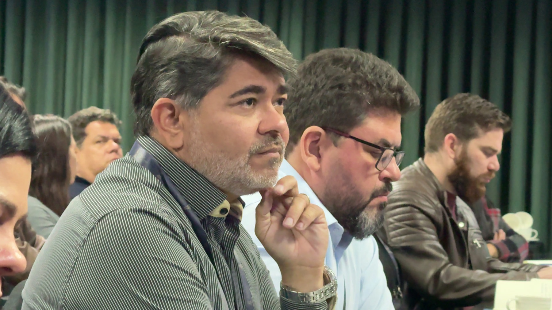 Empresários acompanhando a discussão de casos na mentoria