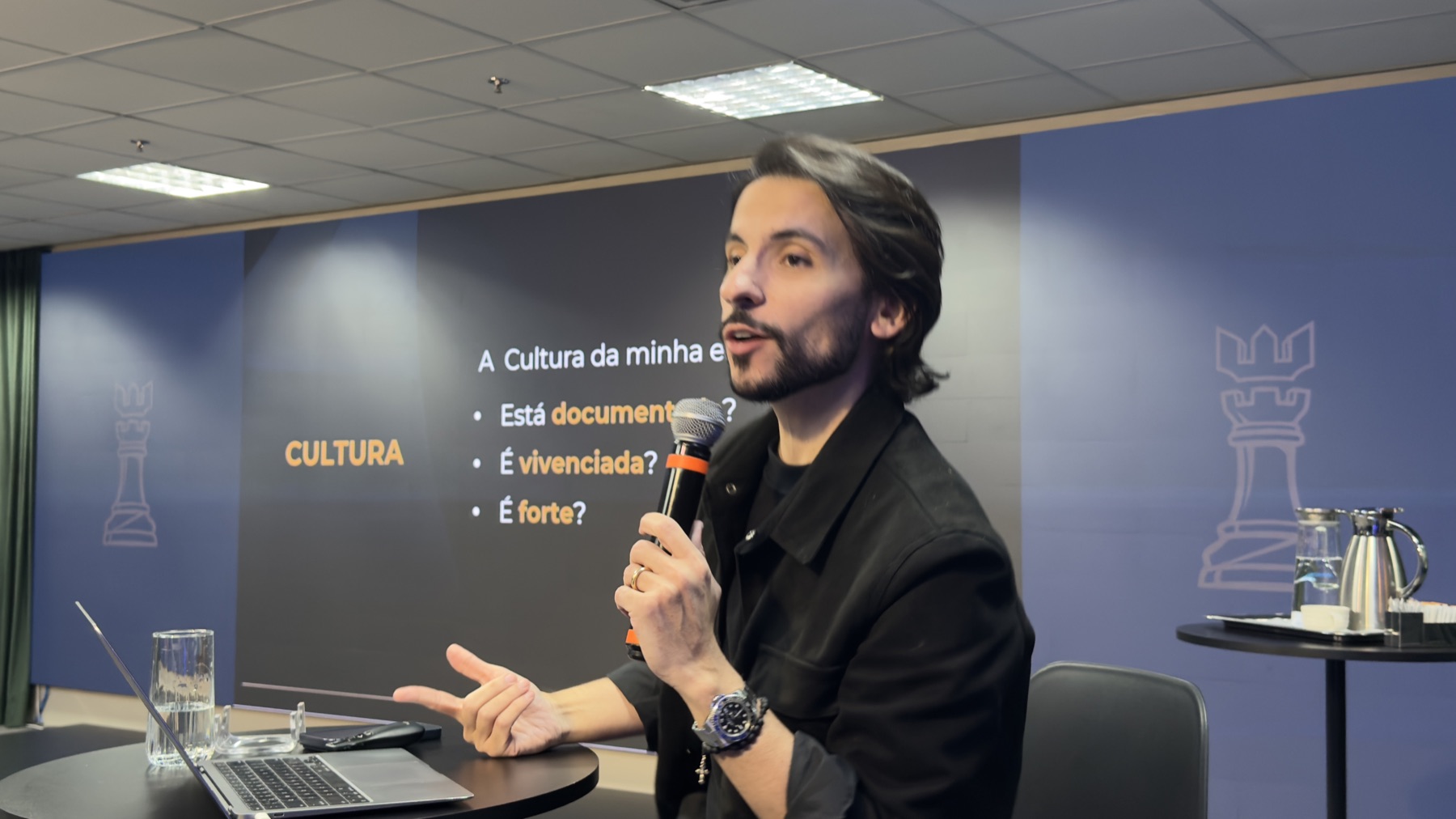 Raduán Melo conduzindo a Academia da Liderança
