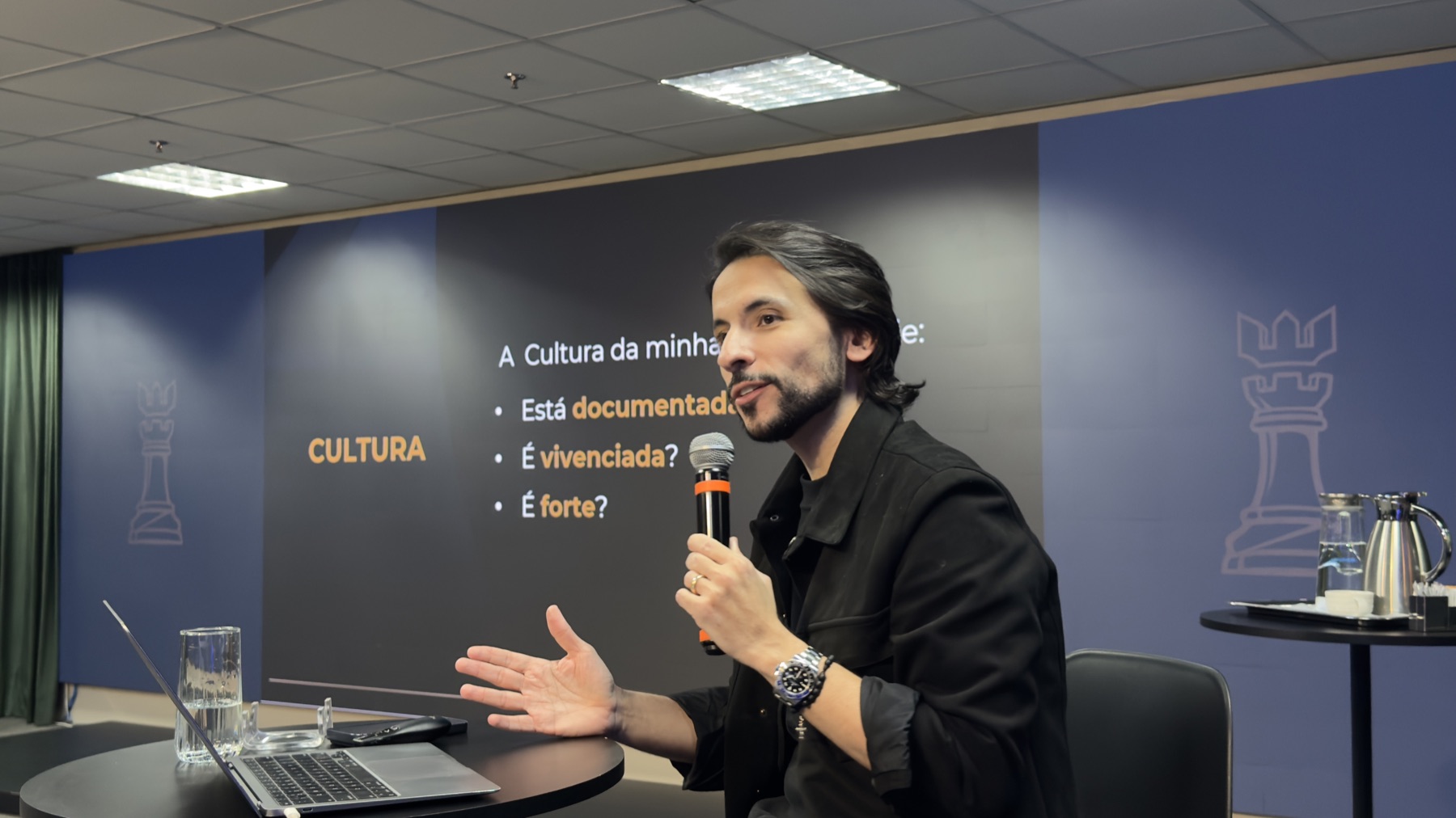 Raduán Melo conduzindo um encontro da Academia da Liderança