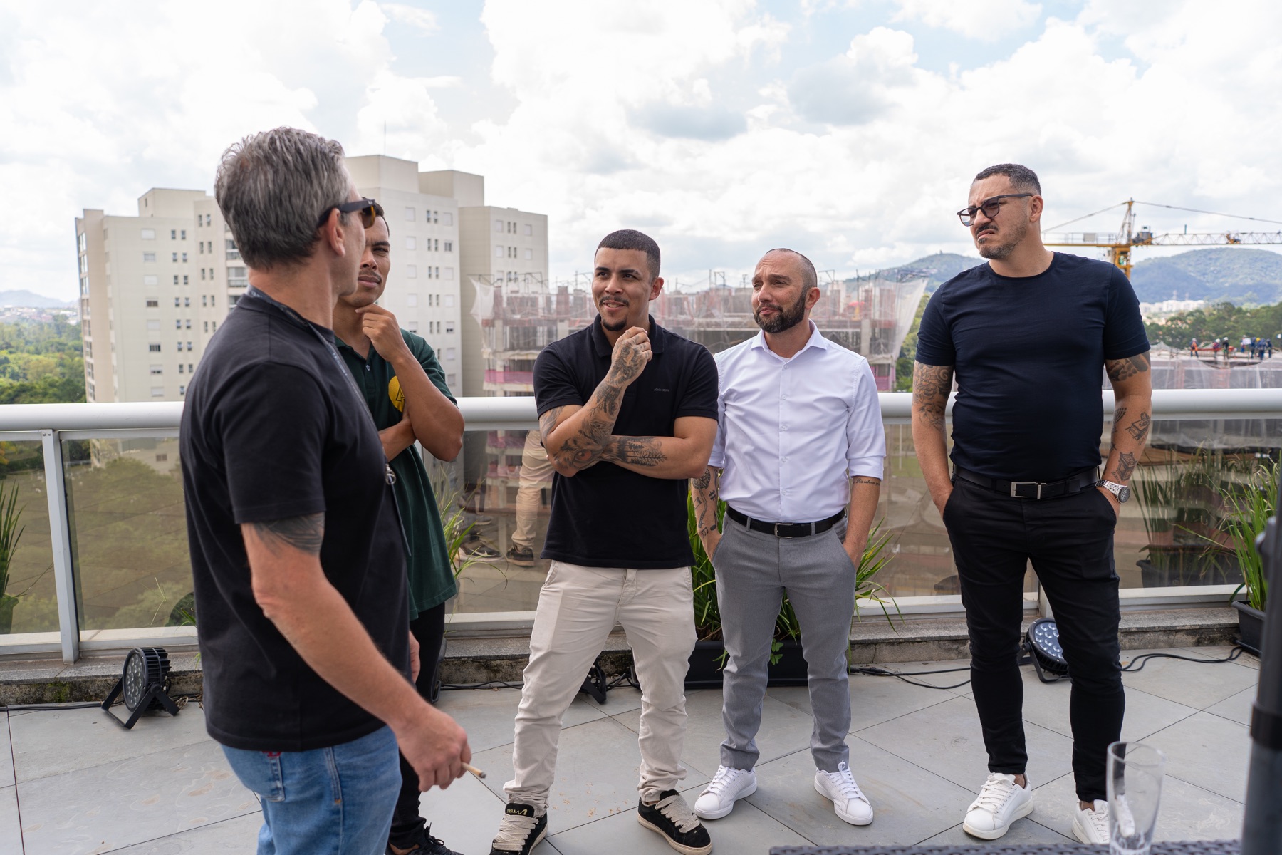 Membros do Obsessão em Negócios no terraço