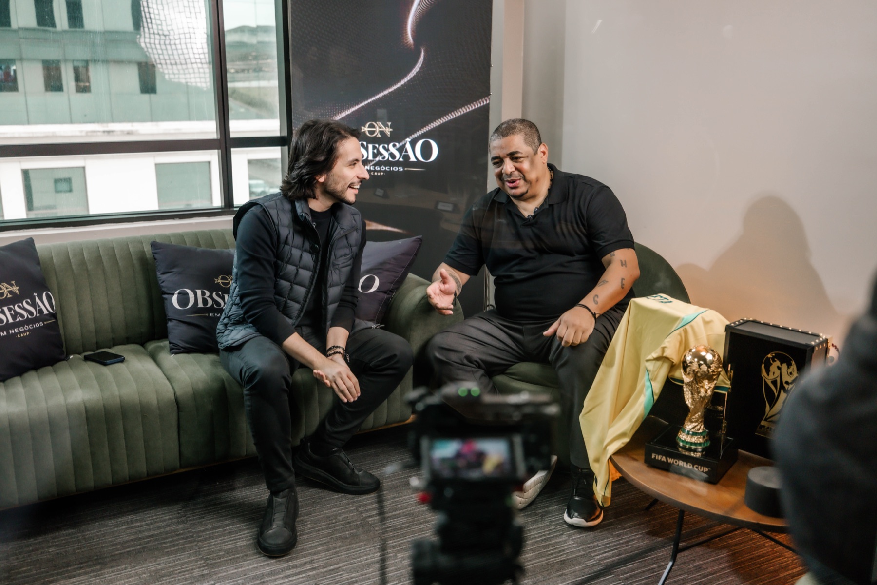 Vampeta, convidado de um encontro do Obsessão em Negócios, com a taça da Copa do Mundo ao lado de Raduán Melo