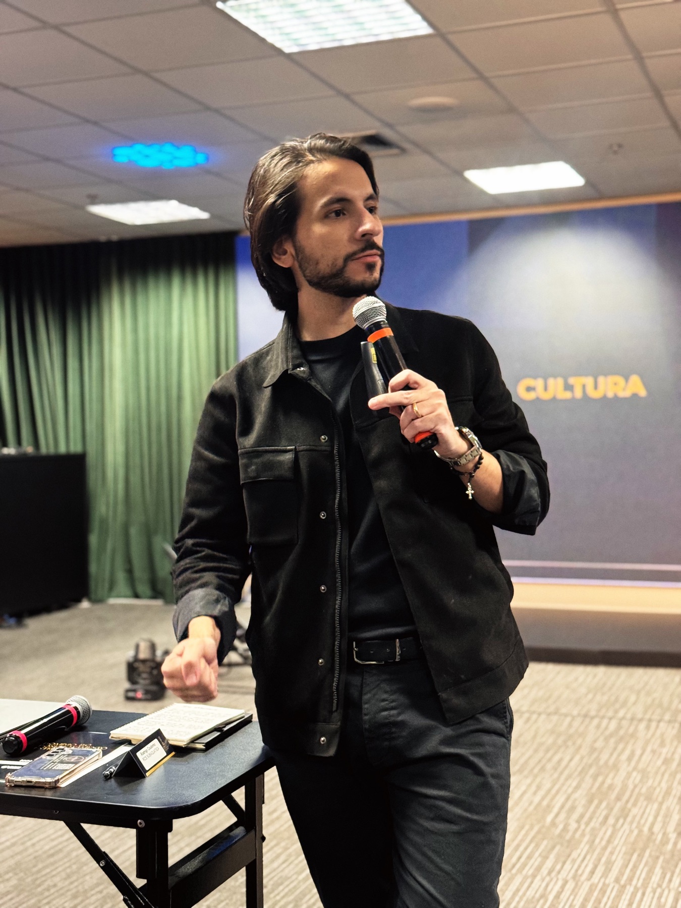 Raduán Melo conduzindo um encontro presencial da Academia de Vendas
