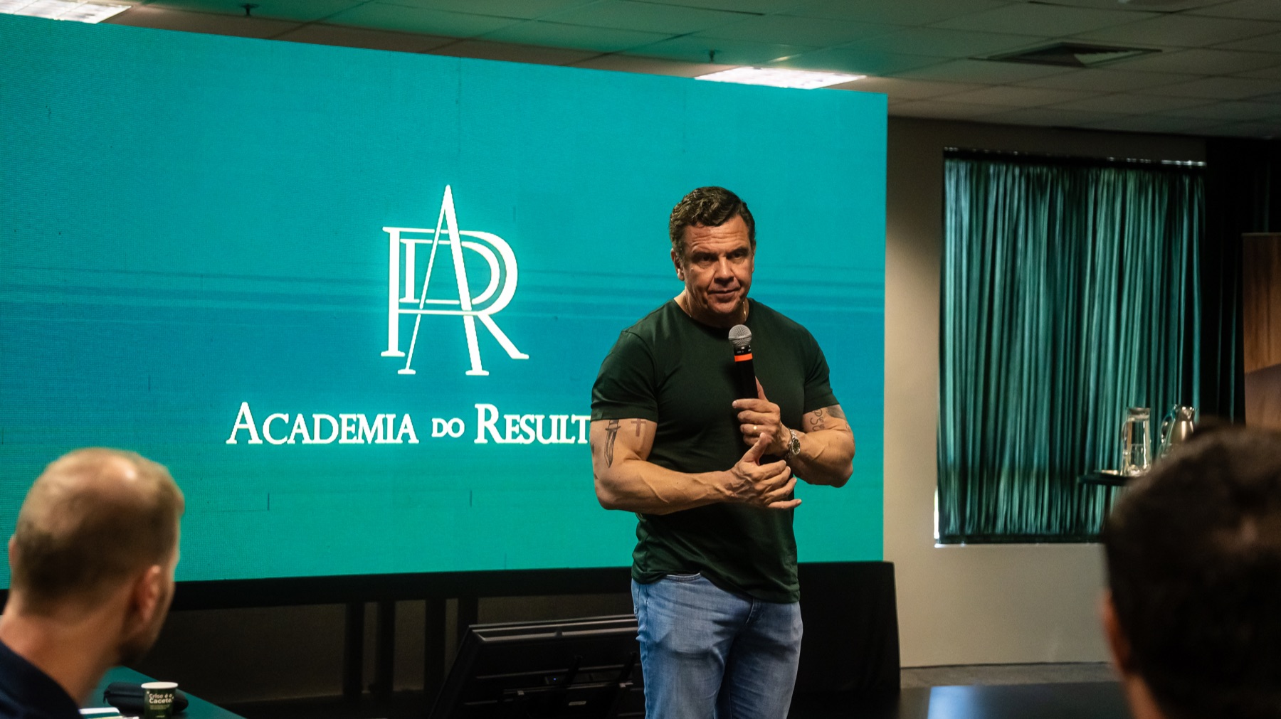 Lásaro do Carmo Jr. conduzindo um encontro da Academia do Resultado