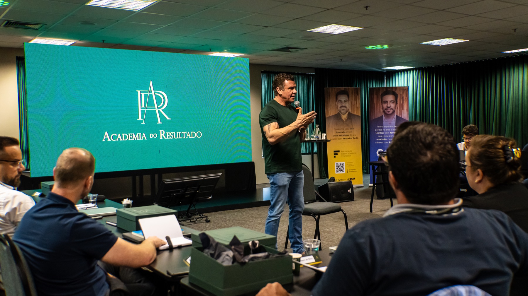 Lásaro do Carmo Jr. conduzindo uma academia