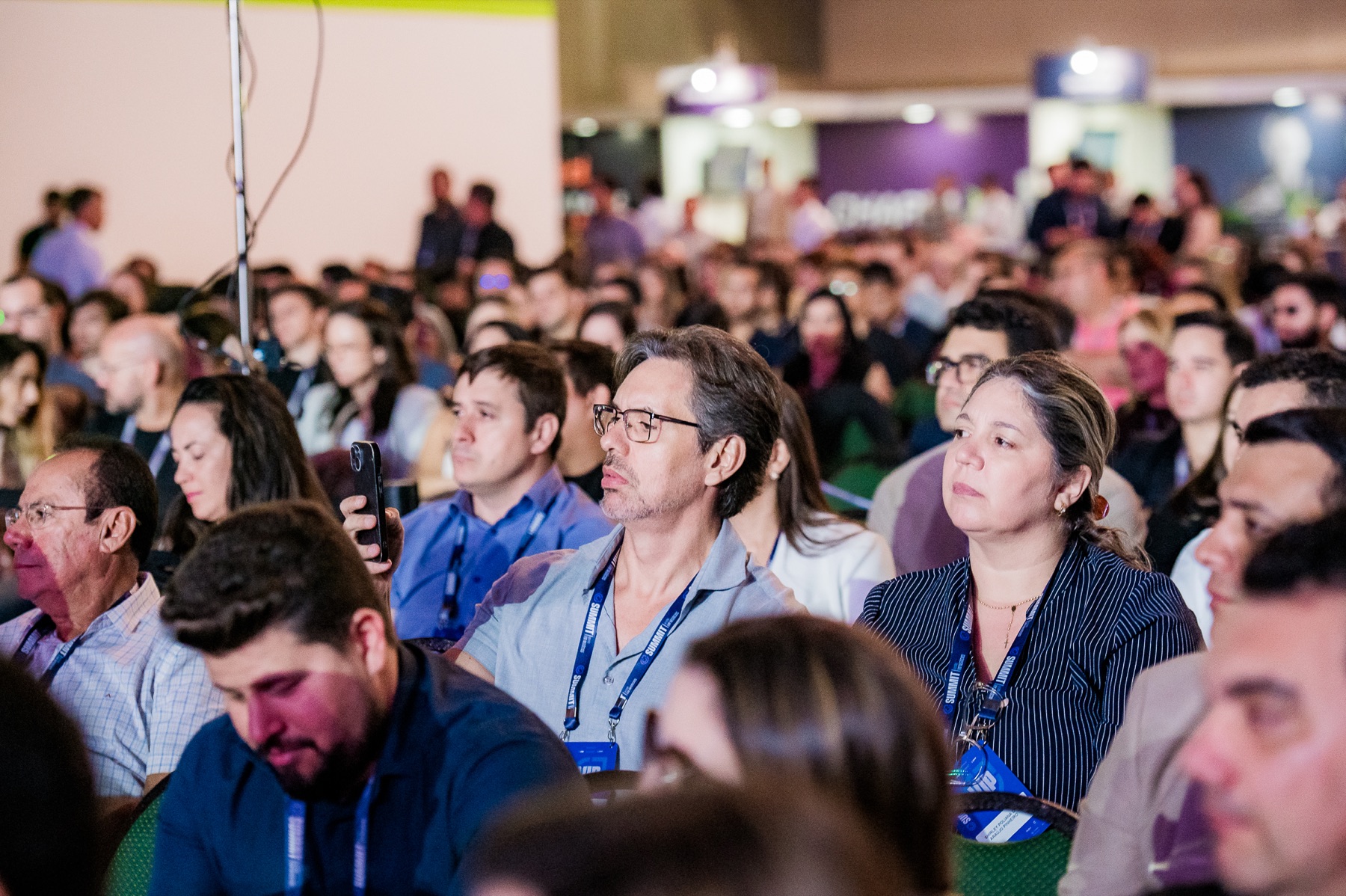 Lásaro do Carmo Jr. no palco de um evento da Capital Upgrade