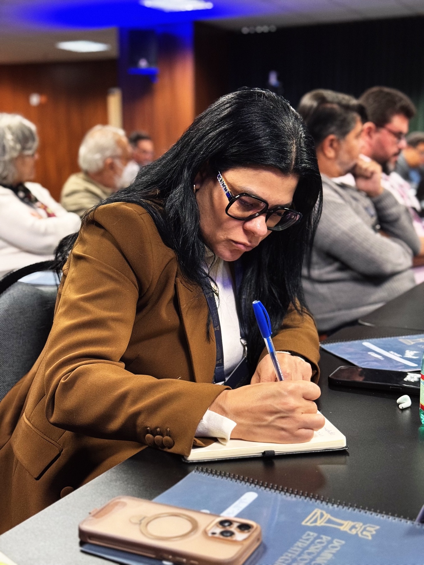 Empresária fazendo anotações durante o encontro