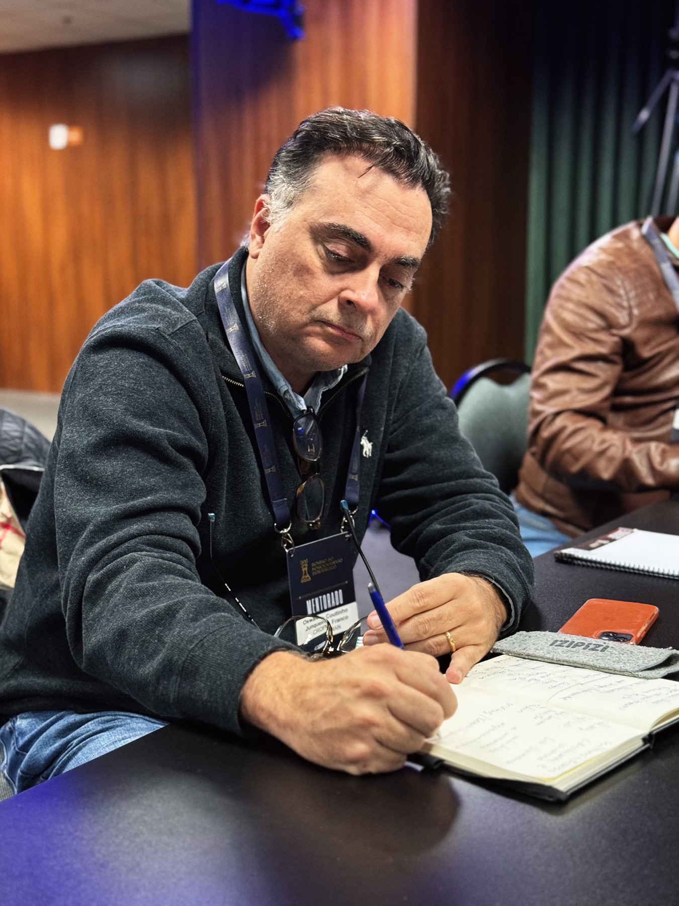 Empresário registrando as decisões do encontro no material de trabalho